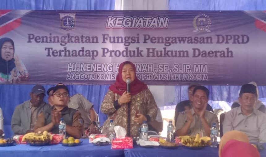 Anggota DPRD Fraksi Demokrat yang juga Komisi D DPRD DKI, Neneng Hasanah saat reses di RT 06/RW 02, Sukapura, Jakut.(Foto Sofian/ipol.id