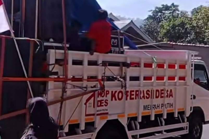 Truk operasional Koperasi Desa Merah Putih diduga digunakan untuk mengangkut perangkat sound horeg, video yang disebut terjadi di Malang, Jawa Timur. Foto: Tangkap layar TikTok @huda_08_