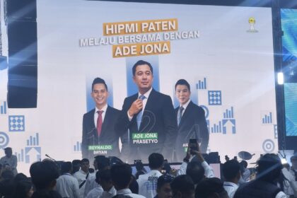 Ade Jona Prasetyo yang terpilih sebagai KEtum HIPMI yang baru, diapit dua calon lain yang mendukung dirinya, yakni Anthony Leong (ka) dan Reynaldo Bryan. Foto: Sol/ipol.id