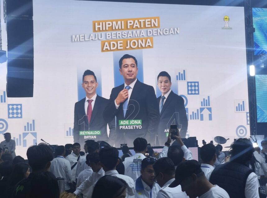 Ade Jona Prasetyo yang terpilih sebagai KEtum HIPMI yang baru, diapit dua calon lain yang mendukung dirinya, yakni Anthony Leong (ka) dan Reynaldo Bryan. Foto: Sol/ipol.id