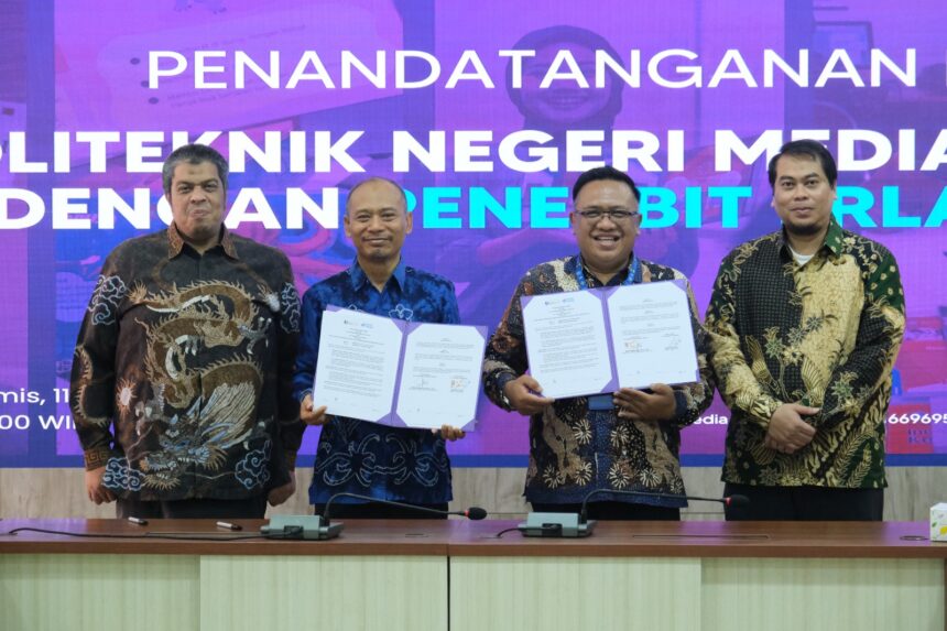 Penandatangan MoU di bidang penerbitan antara Polimedia dan Penerbit Erlangga sebagai langkah strategis meningkatkan literasi nasional melalui kurasi buku lebih bermutu. Foto: Dok Humas