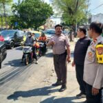 Petugas Polsek Pesanggrahan, Iptu Rasiwan, Ipda Benny Rachman dan Aiptu Syahrul Fauzi, mengecek lokasi yang dilaporkan warga ke 110 soal perusakan ban truk di sekitar halte Kampus Universitas Budi Luhur di Jalan Ciledug Raya, Petukangan Utara, Pesanggrahan, Jakarta Selatan, Minggu (14/6/2026) siang. Foto: Ist