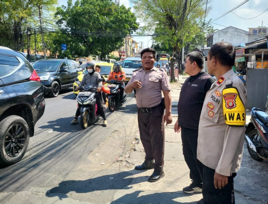 Petugas Polsek Pesanggrahan, Iptu Rasiwan, Ipda Benny Rachman dan Aiptu Syahrul Fauzi, mengecek lokasi yang dilaporkan warga ke 110 soal perusakan ban truk di sekitar halte Kampus Universitas Budi Luhur di Jalan Ciledug Raya, Petukangan Utara, Pesanggrahan, Jakarta Selatan, Minggu (14/6/2026) siang. Foto: Ist