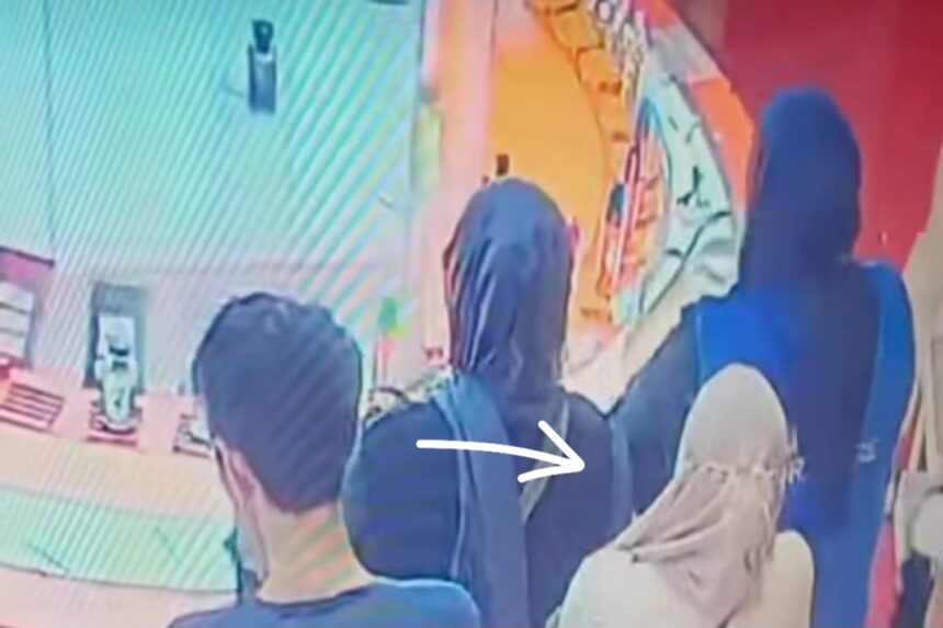 Aksi komplotan pencopet beraksi di tengah keramaian pengunjung. Foto: Tangkapan layar Instagram @jakarta24jam.id