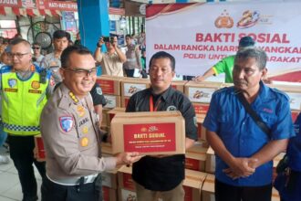 Kasubdit Fasmat SBST (Fasilitasi Material SIM, BPKB, STNK, dan TNKB) Korlantas Polri, Kombes Pol Jamal Alam, saat menyalurkan sembako kepada masyarakat di Terminal Kampung Rambutan, Kecamatan Ciracas, Jakarta Timur, Rabu (17/6/2026). Foto: Joesvicar Iqbal/ipol.id