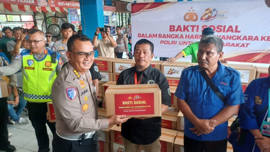 Kasubdit Fasmat SBST (Fasilitasi Material SIM, BPKB, STNK, dan TNKB) Korlantas Polri, Kombes Pol Jamal Alam, saat menyalurkan sembako kepada masyarakat di Terminal Kampung Rambutan, Kecamatan Ciracas, Jakarta Timur, Rabu (17/6/2026). Foto: Joesvicar Iqbal/ipol.id