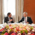 Gubernur DKI Jakarta, Pramono Anung saat berbincang dengan menteri Singapura