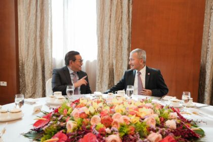 Gubernur DKI Jakarta, Pramono Anung saat berbincang dengan menteri Singapura