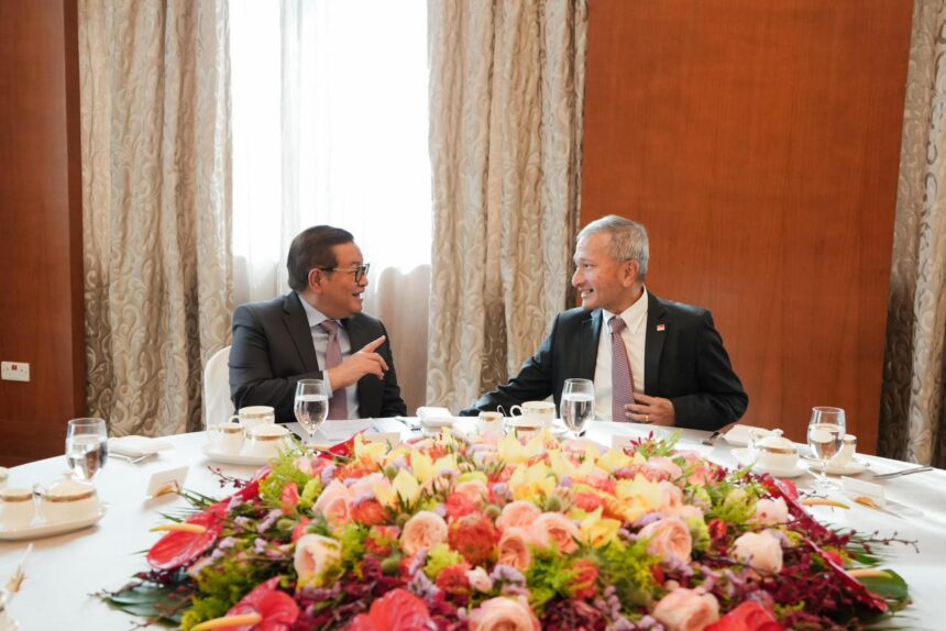 Gubernur DKI Jakarta, Pramono Anung saat berbincang dengan menteri Singapura