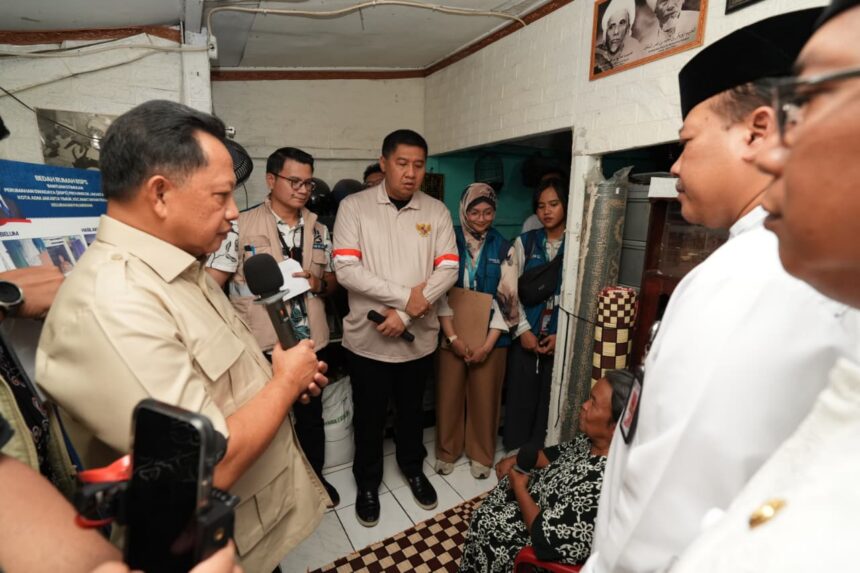 (Mendagri) Muhammad Tito Karnavian bersama Menteri Perumahan dan Kawasan Permukiman (PKP) Maruarar Sirait meninjau langsung penerima BSPS atau bedah rumah di Kecamatan Matraman, Kota Jakarta Timur, Jumat (19/6/2026).