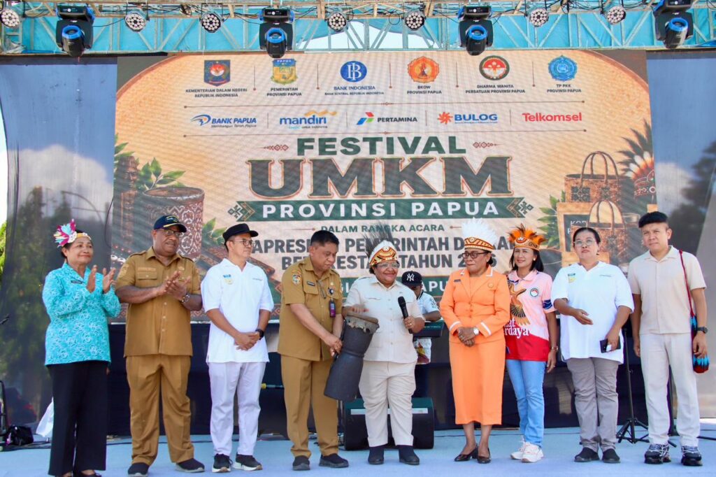 Buka Pasar Murah dan Pameran UMKM di Papua, Wamendagri Ribka Dorong Penguatan Ekonomi Kreatif 2 WhatsApp Image 2026 06 22 at 12.45.24