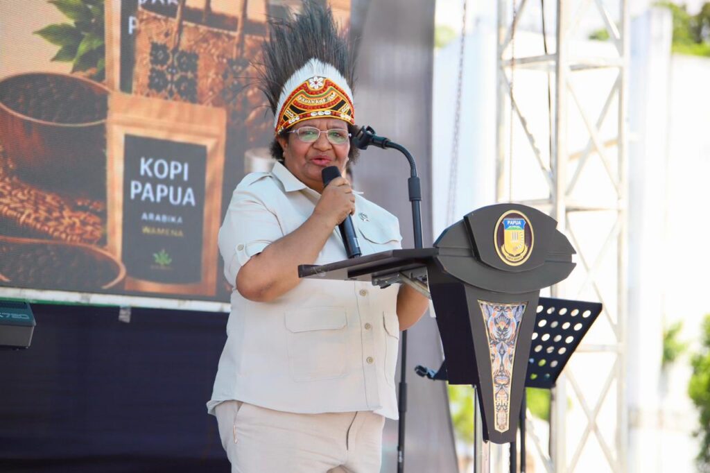 Buka Pasar Murah dan Pameran UMKM di Papua, Wamendagri Ribka Dorong Penguatan Ekonomi Kreatif 3 WhatsApp Image 2026 06 22 at 12.45.25