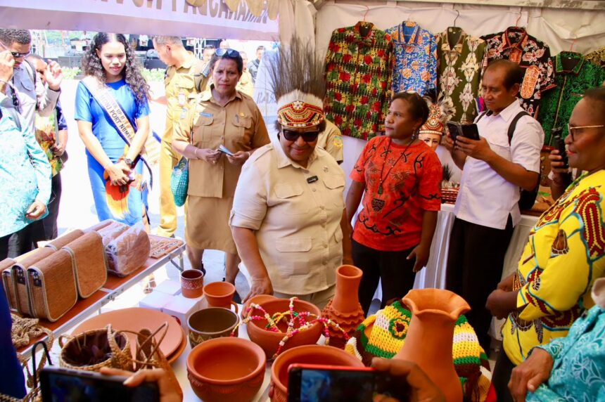 Wamendagri Ribka Haluk membuka Pasar Murah dan Pameran UMKM di Halaman Kantor Gubernur Papua, Jayapura, Senin (22/6/2026). Foto: Kemendagri
