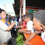 Mendagrii Muhammad Tito Karnavian mengecek pelaksanaan program Bantuan Stimulan Perumahan Swadaya (BSPS) di kampung nelayan Kelurahan Tanjung Ria, Kecamatan Jayapura Utara, Kota Jayapura, Papua, Senin (22/6/2026). Foto: Kemendagri