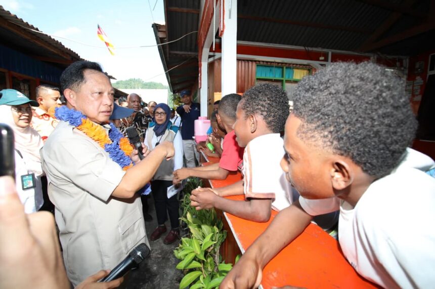 Mendagrii Muhammad Tito Karnavian mengecek pelaksanaan program Bantuan Stimulan Perumahan Swadaya (BSPS) di kampung nelayan Kelurahan Tanjung Ria, Kecamatan Jayapura Utara, Kota Jayapura, Papua, Senin (22/6/2026). Foto: Kemendagri