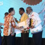 Kemendagri beri penghargaan daerah berprestasi regional Papua. Foto: Kemendagri