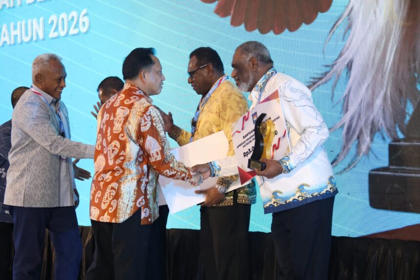 Kemendagri beri penghargaan daerah berprestasi regional Papua. Foto: Kemendagri