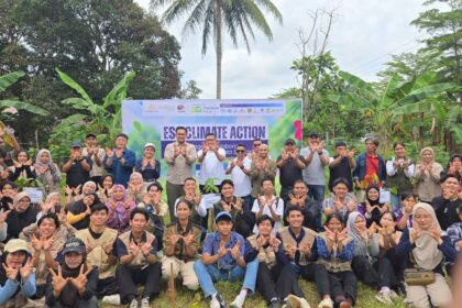 PT Pegadaian Area Samarinda ikut ambil bagian dalam Program 2.000 Pohon untuk Kalimantan Timur yang digelar di Desa Budaya Pampang, Samarinda. Foto: Ist
