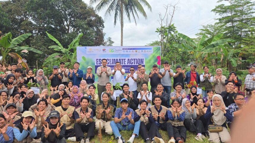 PT Pegadaian Area Samarinda ikut ambil bagian dalam Program 2.000 Pohon untuk Kalimantan Timur yang digelar di Desa Budaya Pampang, Samarinda. Foto: Ist