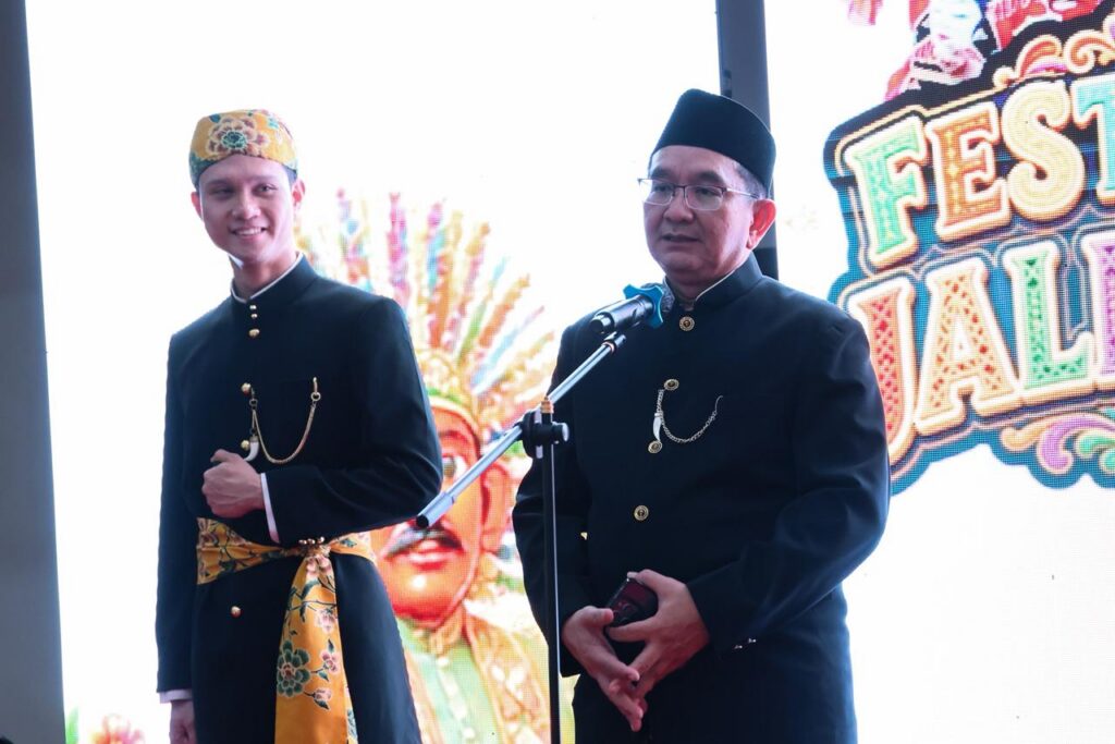 General Manager Merlynn Park Hotel Jakarta, Adolf Gustaf (kanan). (isitimewa/dok. Merlynn Park Jakarta).
