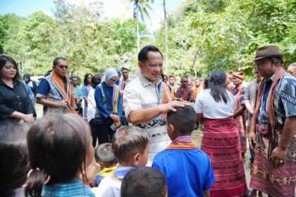 Mendagri Muhammad Tito Karnavian mengunjungi Desa Adat Matabesi di Kabupaten Belu, NTT, Minggu (28/6/2026). Foto: Kemendagri