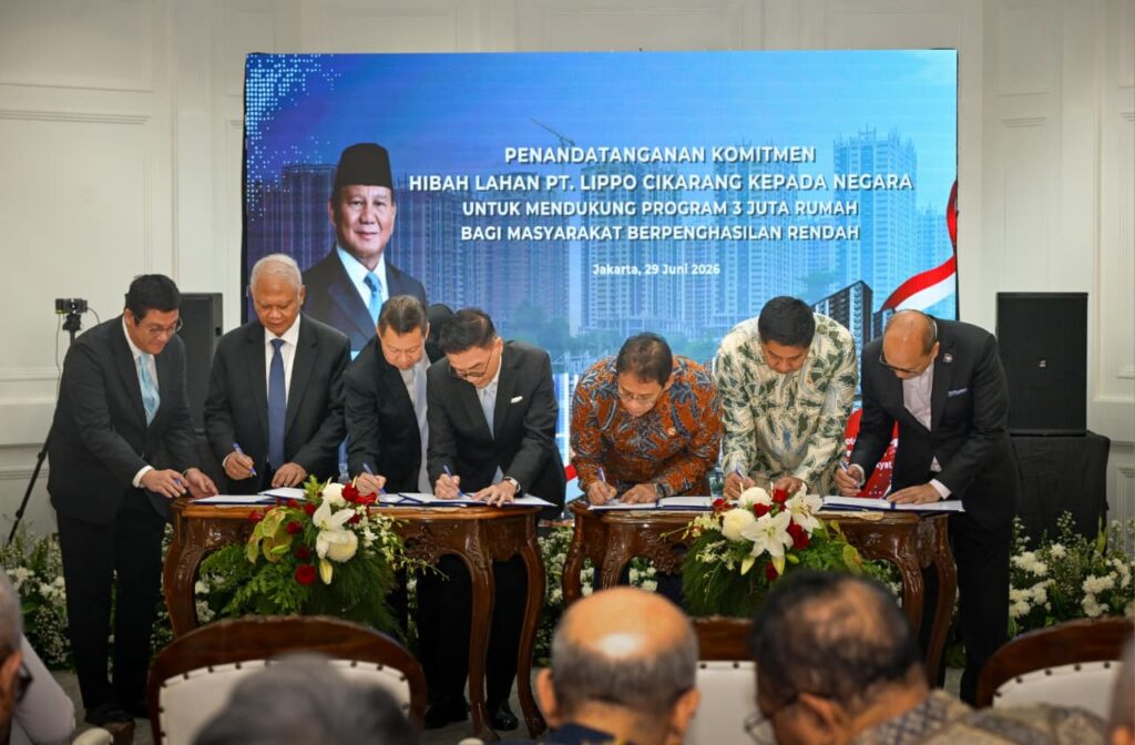 Penandatanganan dokumen pernyataan komitmen penghibahan lahan oleh sejumlah Menteri Kabinet Merah Putih, Ketua Badan Pengelola Investasi Danantara, serta jajaran Direksi PT Lippo Group. (istimewa/dok. Kementerian ATR/BPN).