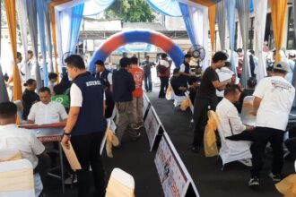 Kapolsek Pesanggrahan, Kompol Seala Syah Alam dan jajaran saat menyaksikan langsung keseruan pertandingan kejuaraan olahraga Domino yang diikuti semua kalangan di Mapolsek Pesanggarahan, Jakarta Selatan, Sabtu (20/6/2026). Foto: Joesvicar Iqbal/ipol.id