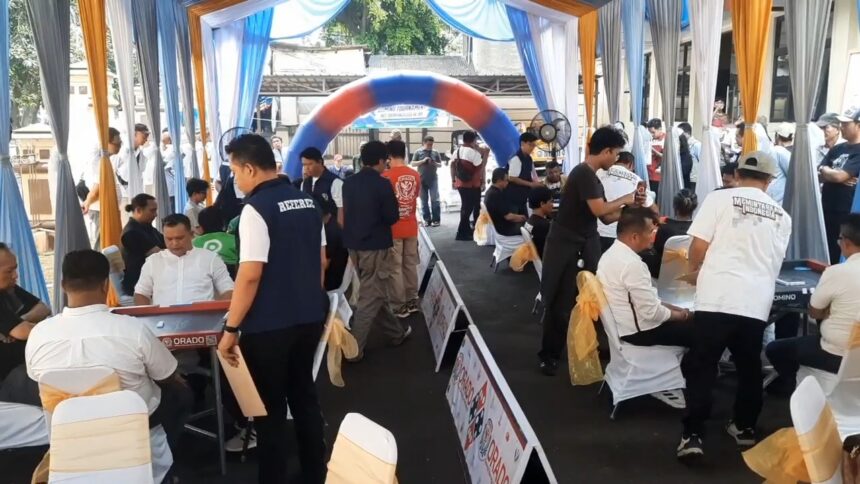 Kapolsek Pesanggrahan, Kompol Seala Syah Alam dan jajaran saat menyaksikan langsung keseruan pertandingan kejuaraan olahraga Domino yang diikuti semua kalangan di Mapolsek Pesanggarahan, Jakarta Selatan, Sabtu (20/6/2026). Foto: Joesvicar Iqbal/ipol.id