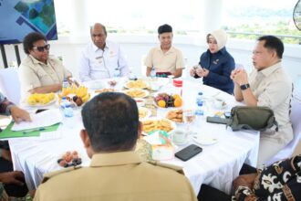 Mendagri Muhammad Tito Karnavian gelar pertemuan dengan seluruh gubernur/wakil gubernur se-Tanah Papua di Gedung Negara Papua, Kota Jayapura, Senin (22/6/2026). Foto: Kemendagri