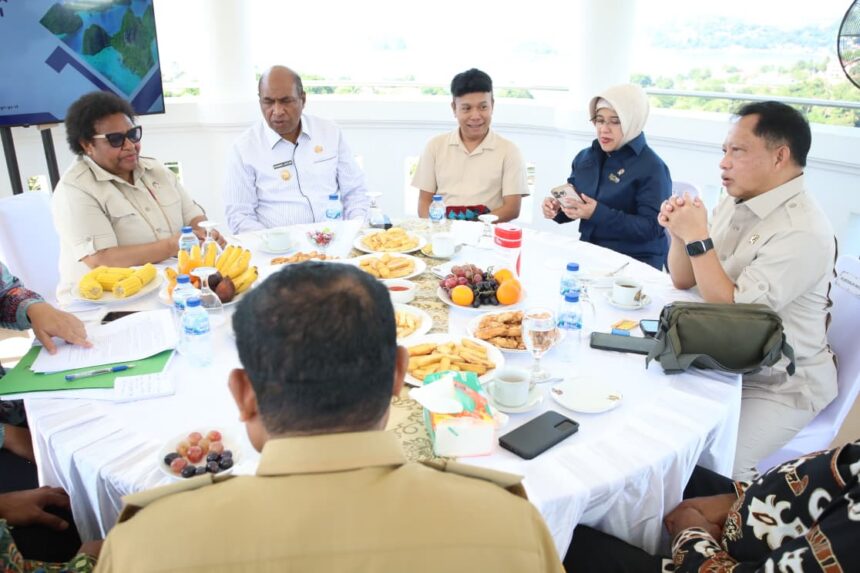 Mendagri Muhammad Tito Karnavian gelar pertemuan dengan seluruh gubernur/wakil gubernur se-Tanah Papua di Gedung Negara Papua, Kota Jayapura, Senin (22/6/2026). Foto: Kemendagri