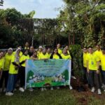 Karyawan Kantor Cabang BPJS Ketenagakerjaan Jakarta Mampang gelar penanaman pohon buah di lingkungan Masjid Jami Nur Muhammad, Jalan Kemang Timur, Kecamatan Pancoran, Jakarta Selatan. Foto: Ist