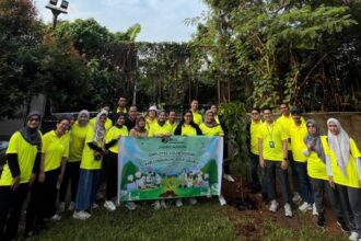 Karyawan Kantor Cabang BPJS Ketenagakerjaan Jakarta Mampang gelar penanaman pohon buah di lingkungan Masjid Jami Nur Muhammad, Jalan Kemang Timur, Kecamatan Pancoran, Jakarta Selatan. Foto: Ist