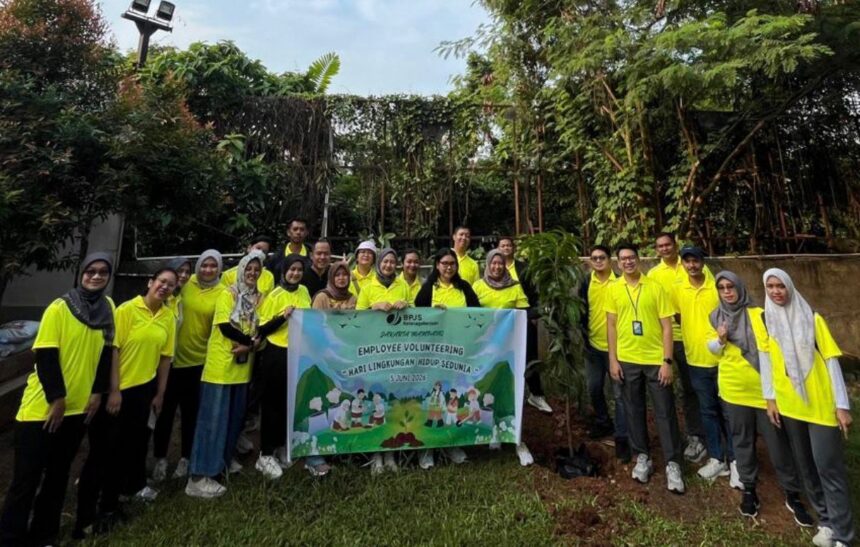 Karyawan Kantor Cabang BPJS Ketenagakerjaan Jakarta Mampang gelar penanaman pohon buah di lingkungan Masjid Jami Nur Muhammad, Jalan Kemang Timur, Kecamatan Pancoran, Jakarta Selatan. Foto: Ist