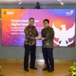 (Kiri ke kanan) Direktur Strategic Business Development & Portfolio Telkom Seno Soemadji bersama Direktur Pengembangan Ekosistem Digital Kementerian Komunikasi dan Digital Republik Indonesia Sonny Hendra Sudaryana dalam Forum Kedaulatan Digital Nasional bertajuk “Kolaborasi Ekosistem Digital untuk Inovasi Nasional yang Berdaulat” di Telkom Landmark Tower, Jakarta, Rabu (3/6). Foto: Telkom Indonesia