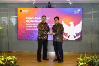 (Kiri ke kanan) Direktur Strategic Business Development & Portfolio Telkom Seno Soemadji bersama Direktur Pengembangan Ekosistem Digital Kementerian Komunikasi dan Digital Republik Indonesia Sonny Hendra Sudaryana dalam Forum Kedaulatan Digital Nasional bertajuk “Kolaborasi Ekosistem Digital untuk Inovasi Nasional yang Berdaulat” di Telkom Landmark Tower, Jakarta, Rabu (3/6). Foto: Telkom Indonesia