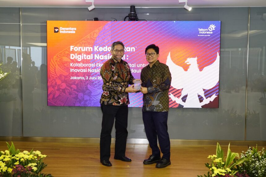 (Kiri ke kanan) Direktur Strategic Business Development & Portfolio Telkom Seno Soemadji bersama Direktur Pengembangan Ekosistem Digital Kementerian Komunikasi dan Digital Republik Indonesia Sonny Hendra Sudaryana dalam Forum Kedaulatan Digital Nasional bertajuk “Kolaborasi Ekosistem Digital untuk Inovasi Nasional yang Berdaulat” di Telkom Landmark Tower, Jakarta, Rabu (3/6). Foto: Telkom Indonesia