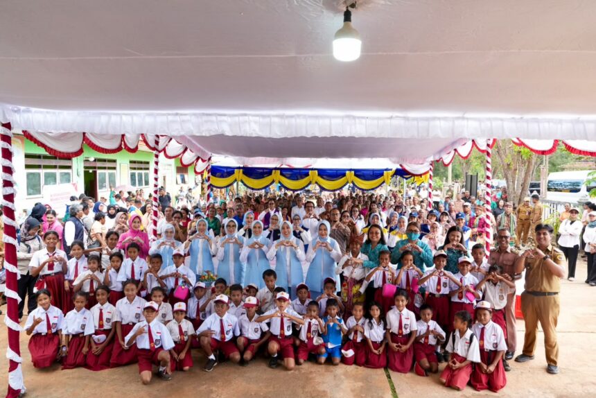 peresmian bantuan sarana air bersih dan jalur pemipaan serta penyerahan berbagai bantuan bagi masyarakat di SD Negeri (SDN) Enokaka, Desa Sillu, Kabupaten Kupang, NTT, Senin (22/6/2026).