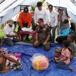 Kepala BNPB, Suharyanto (baju rompi tundra) dan pemerintah setempat mengecek tenda keluarga dan memberikan bantuan di Desa Komarora, Kecamatan Nokilalaki, Kabupaten Sigi, Sulawesi Tengah, Jumat (19/6/2026). Foto: Ist