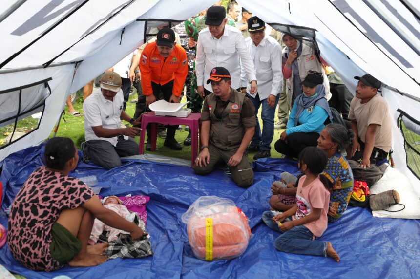 Kepala BNPB, Suharyanto (baju rompi tundra) dan pemerintah setempat mengecek tenda keluarga dan memberikan bantuan di Desa Komarora, Kecamatan Nokilalaki, Kabupaten Sigi, Sulawesi Tengah, Jumat (19/6/2026). Foto: Ist
