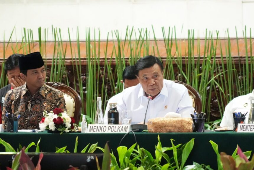 Menko Polkam Jenderal TNI (Purn) Djamari Chaniago saat membuka Rakorsus Pengendalian Karhutla Tahun 2026 di Manggala Wanabakti, Jakarta, Kamis (18/6/2026). Foto: Kemenko Polkam