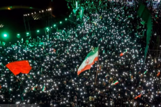 Kerumunan pelayat berkumpul di Teheran sebagai bagian dari upacara tahunan Muharram untuk memperingati kematian Imam ketiga Syiah pada Jumat (9/06/2026). Foto: Iranintl.com