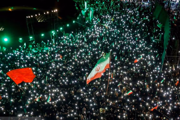Kerumunan pelayat berkumpul di Teheran sebagai bagian dari upacara tahunan Muharram untuk memperingati kematian Imam ketiga Syiah pada Jumat (9/06/2026). Foto: Iranintl.com