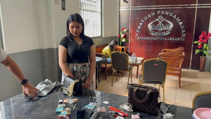 Pengunjung perempuan yang sembunyikan narkoba di dalam alat kontrasepsi diamankan petugas Lapas Kelas IIA Narkotika Jakarta, Senin (15/6/2026). Foto: Ist
