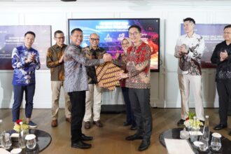 Direktur Utama TelkomMetra Pramasaleh Haryo Utomo (kiri depan) & Group CEO Fullerton Health Ho Kuen Loon (kanan depan) pada acara SPA signing ceremony terkait divestasi atas AdMedika Group. Foto: Telkom Indonesia