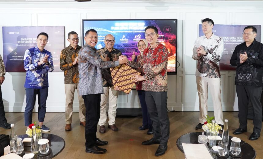 Direktur Utama TelkomMetra Pramasaleh Haryo Utomo (kiri depan) & Group CEO Fullerton Health Ho Kuen Loon (kanan depan) pada acara SPA signing ceremony terkait divestasi atas AdMedika Group. Foto: Telkom Indonesia