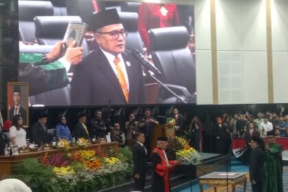 Proses pengambilan sumpah jabatan ketua DPRD DKI, Suhud Alynudin.(Foto Sofian/ipol.id