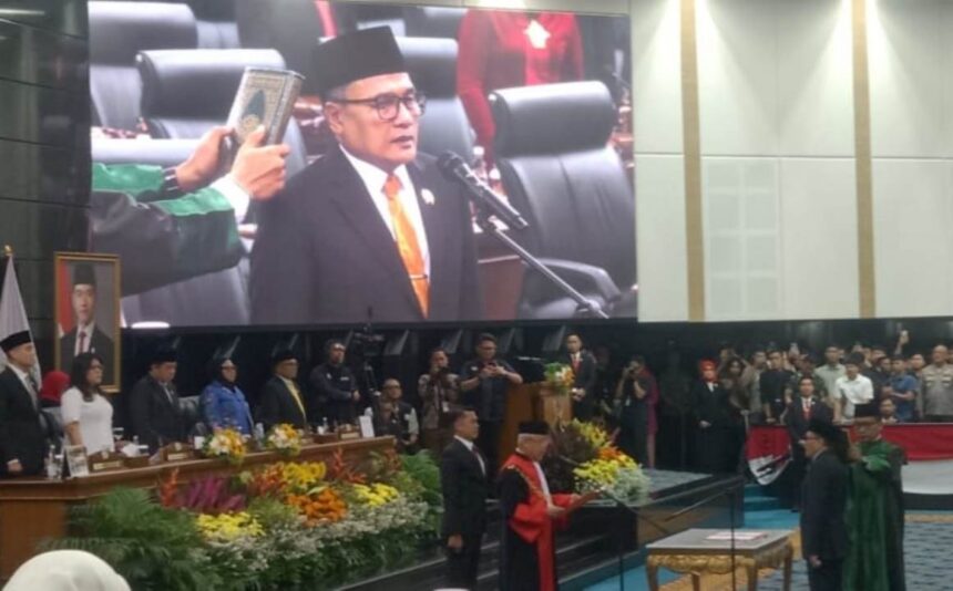 Proses pengambilan sumpah jabatan ketua DPRD DKI, Suhud Alynudin.(Foto Sofian/ipol.id