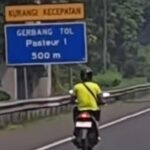 WNA asal Georgia masuk Tol Padaleunyi menggunakan sepeda motor. Foto: Tangkapan layar Instagram @info_cileunyi