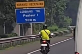 WNA asal Georgia masuk Tol Padaleunyi menggunakan sepeda motor. Foto: Tangkapan layar Instagram @info_cileunyi