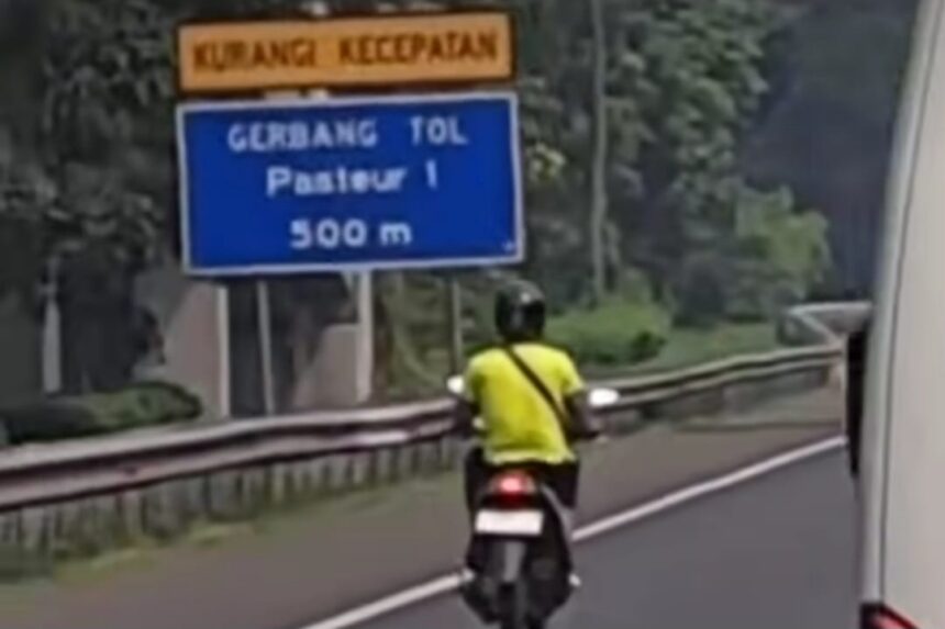 WNA asal Georgia masuk Tol Padaleunyi menggunakan sepeda motor. Foto: Tangkapan layar Instagram @info_cileunyi
